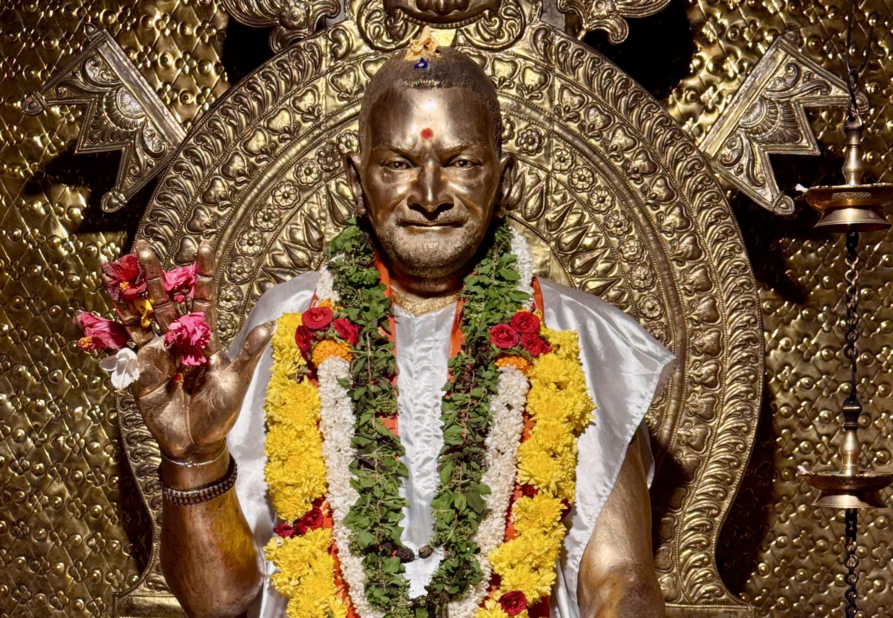 A garlanded image of Bhagawān Nityānanda